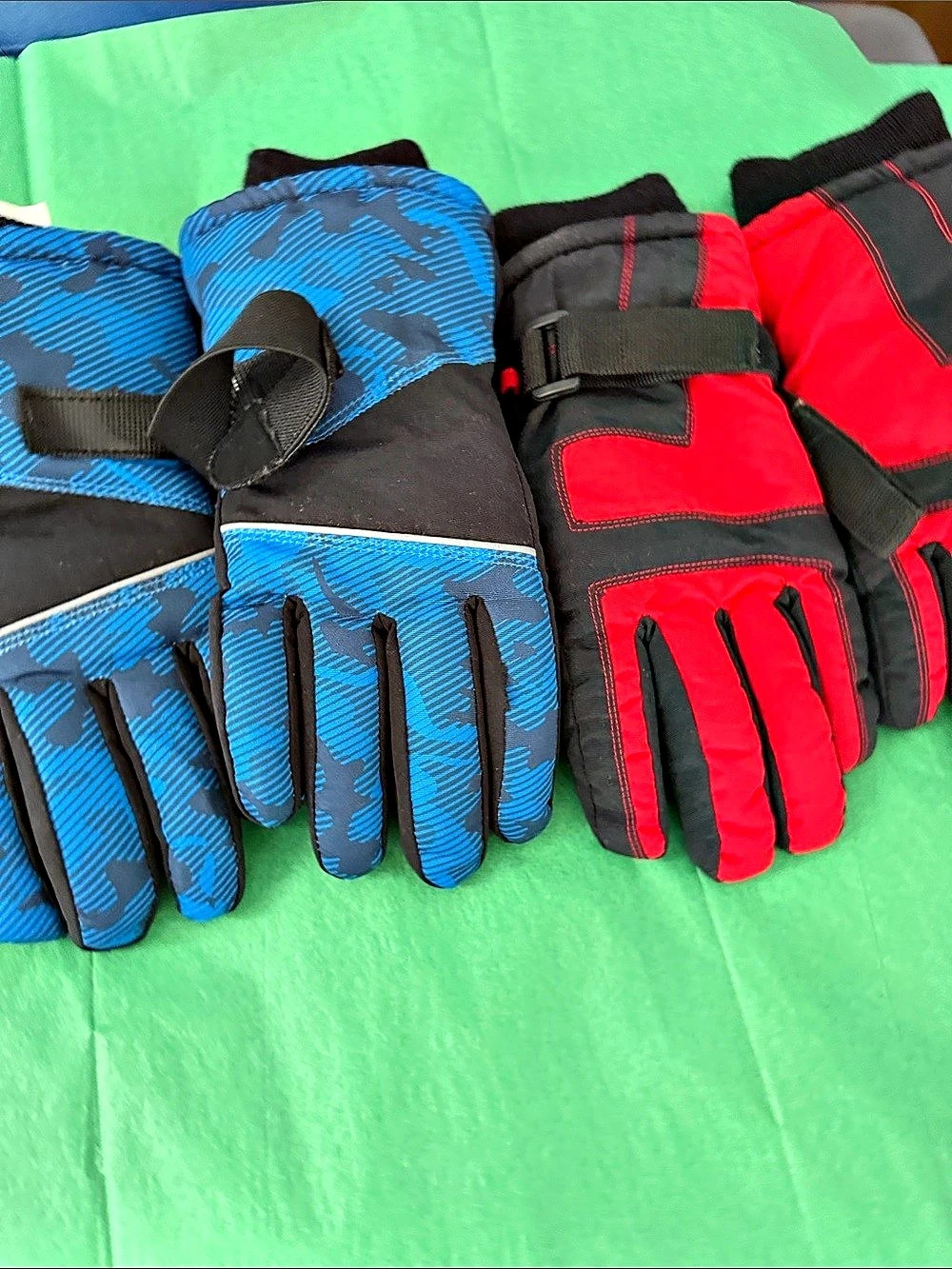 2-Piece Bundle Winter Gloves Blue & Red Size (8-20)